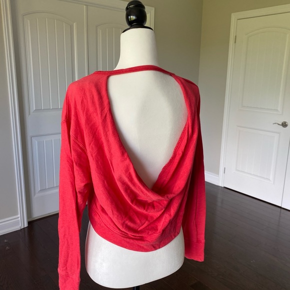 SOLD BCBG crop top with an open back - Picture 3 of 5